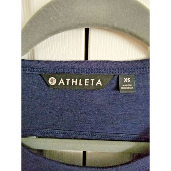 Athleta XS Top Shirt Navy Blue Long Sleeve Scoop Neck Peek a Boo Back Sz XS - Picture 3 of 5